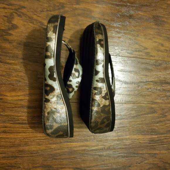 Volatile Wedge Thong  Cheetah Print Size 10 - Picture 4 of 7